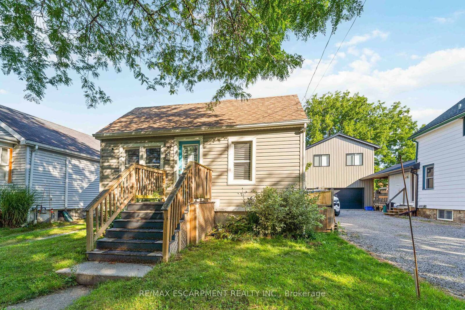 Property Photo:  37 Maplecrest Avenue  ON L2T 1A7 