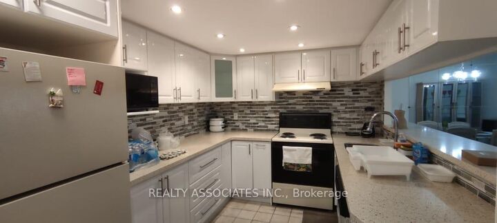 Property Photo:  330 Alton Towers Circle 1903  ON M1V 5H3 