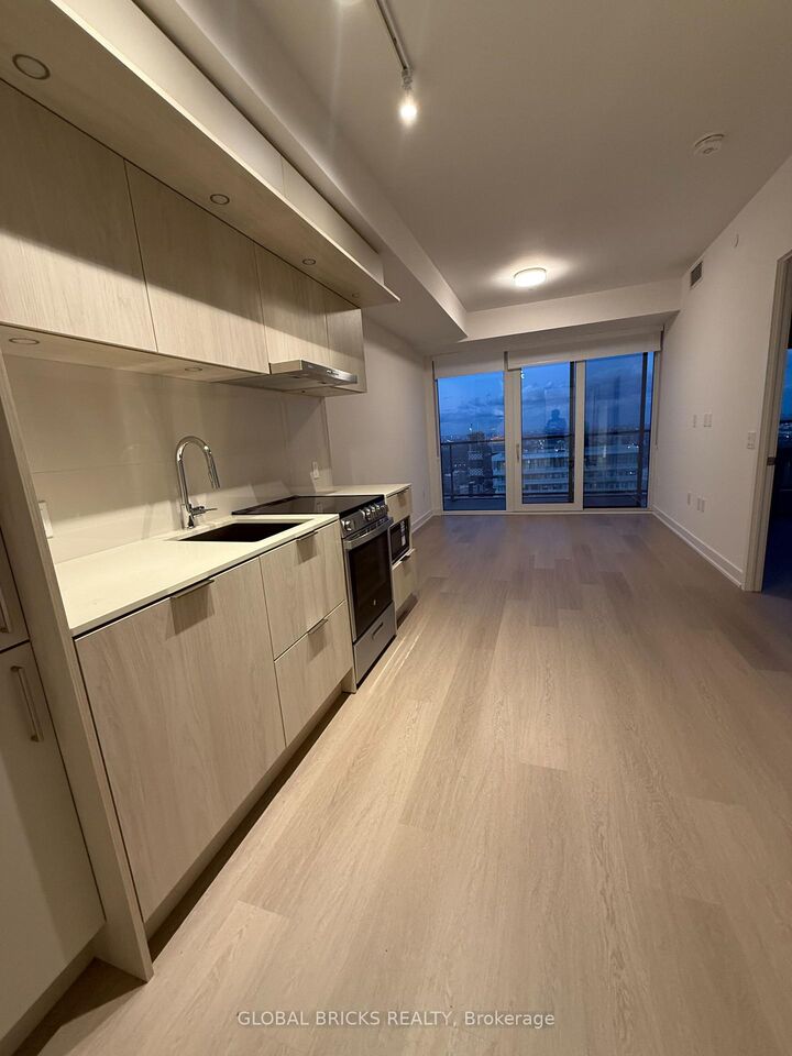Property Photo:  448 Burnhamthorpe Rd W N/A 6707  ON L5B 0R4 