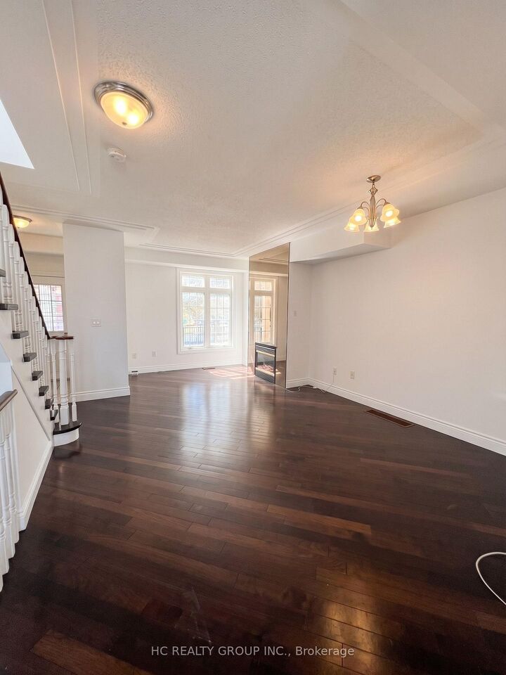 Property Photo:  10 Post Oak Drive 19  ON L4E 4H8 