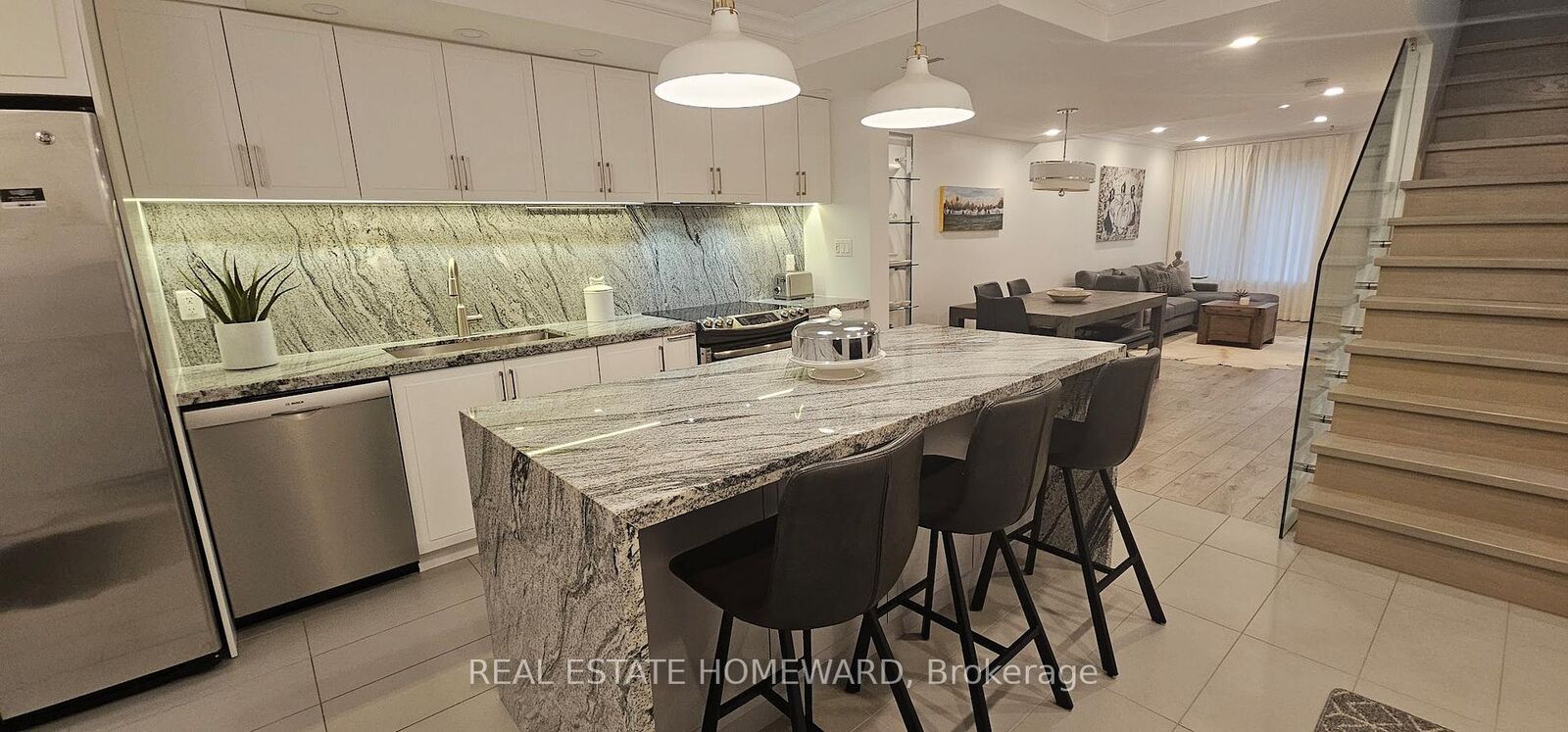 Property Photo:  122 Glen Manor Drive 5  ON M4E 2X6 