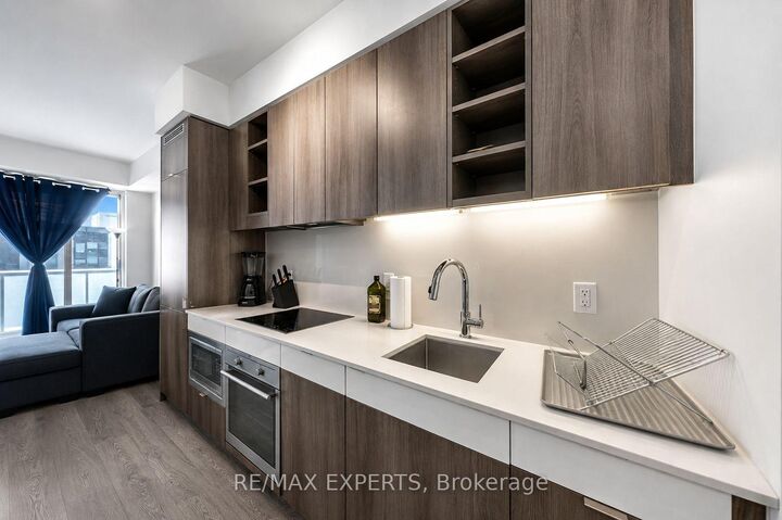 Property Photo: 101 Erskine Avenue 2103 ON M4P 0C5