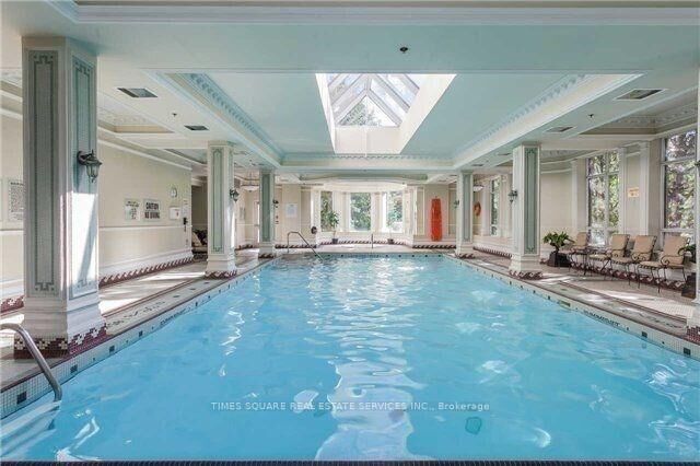 Property Photo:  18 Sommerset Way 1210  ON M2N 6X5 