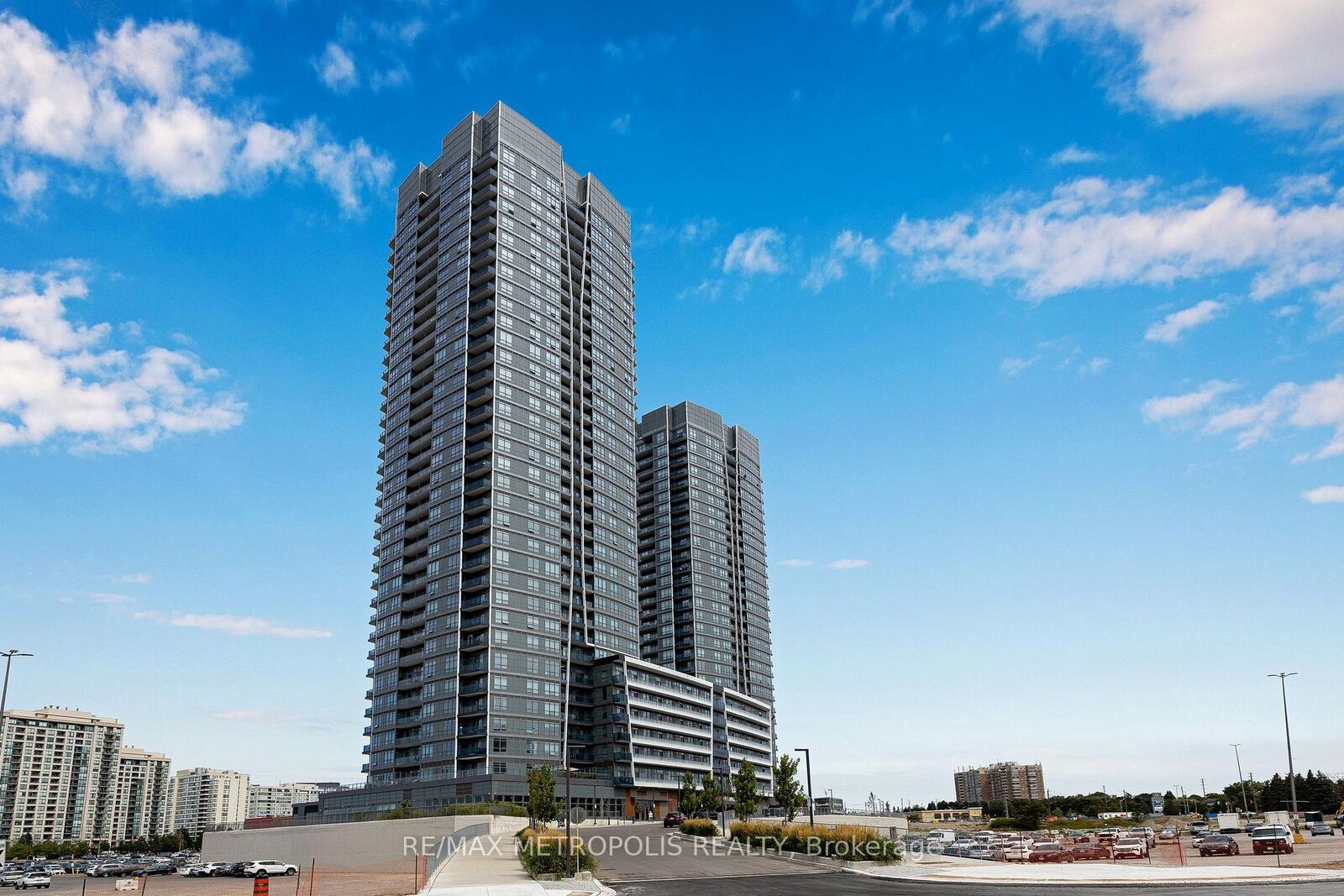 Property Photo:  30 Upper Mall Way 2504  ON L4J 0L7 