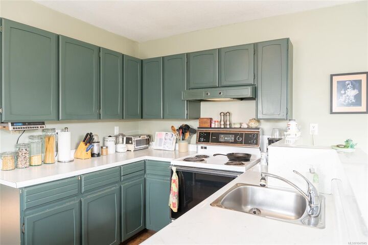 Property Photo:  477 Swinford St  BC V9A 6G2 