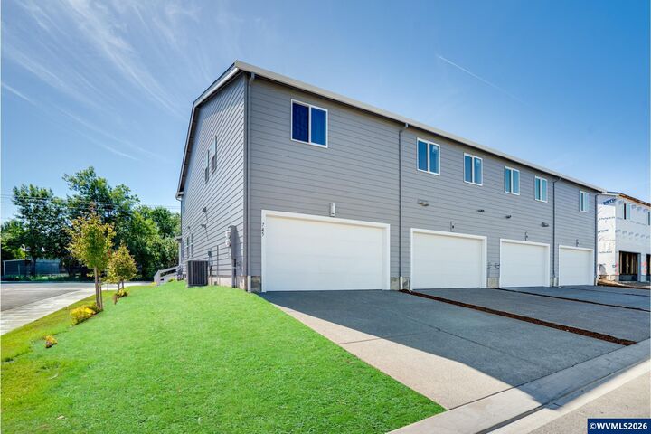 Property Photo: 885 Kirksey St OR 97071