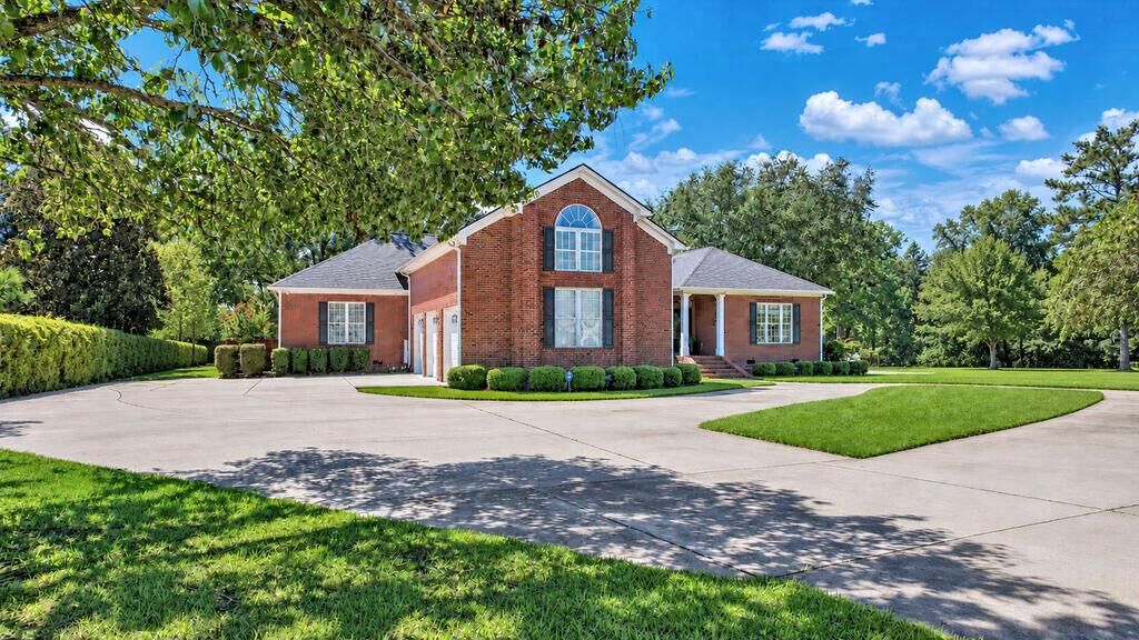 Property Photo: 1010 River Pointe Drive GA 31701