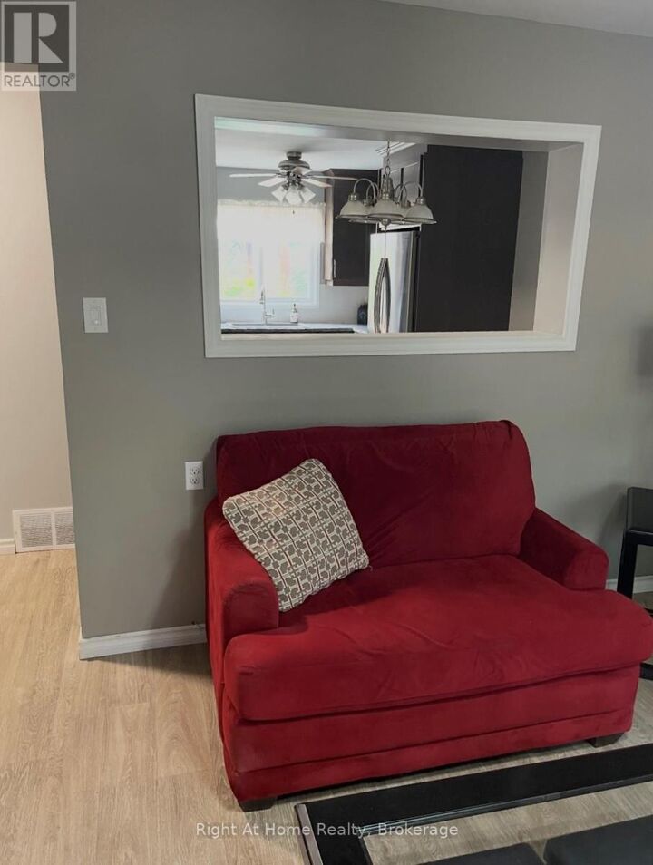 Property Photo:  323A Wentworth Crescent  ON P7A 7S7 