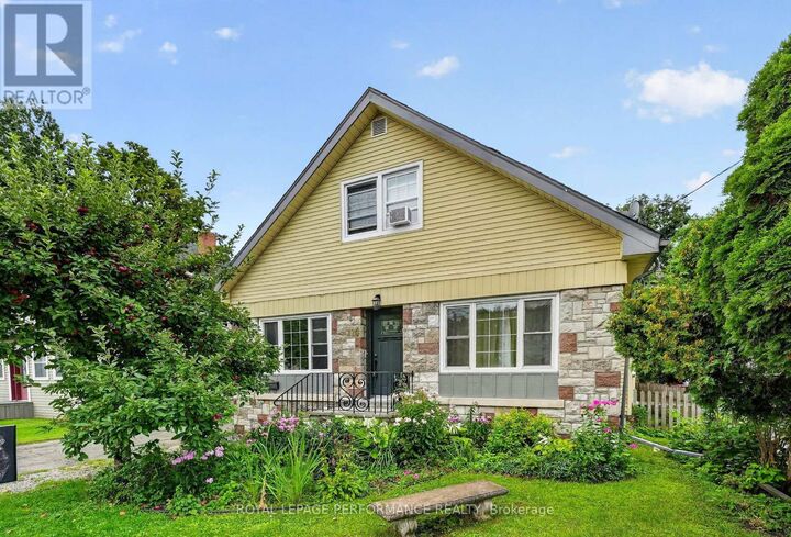 Property Photo:  114 Gloucester Street North  ON K6H 3W4 