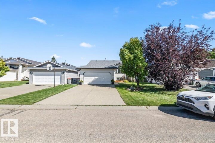 Property Photo:  40 Hampton Pl  AB T7Z 2K7 
