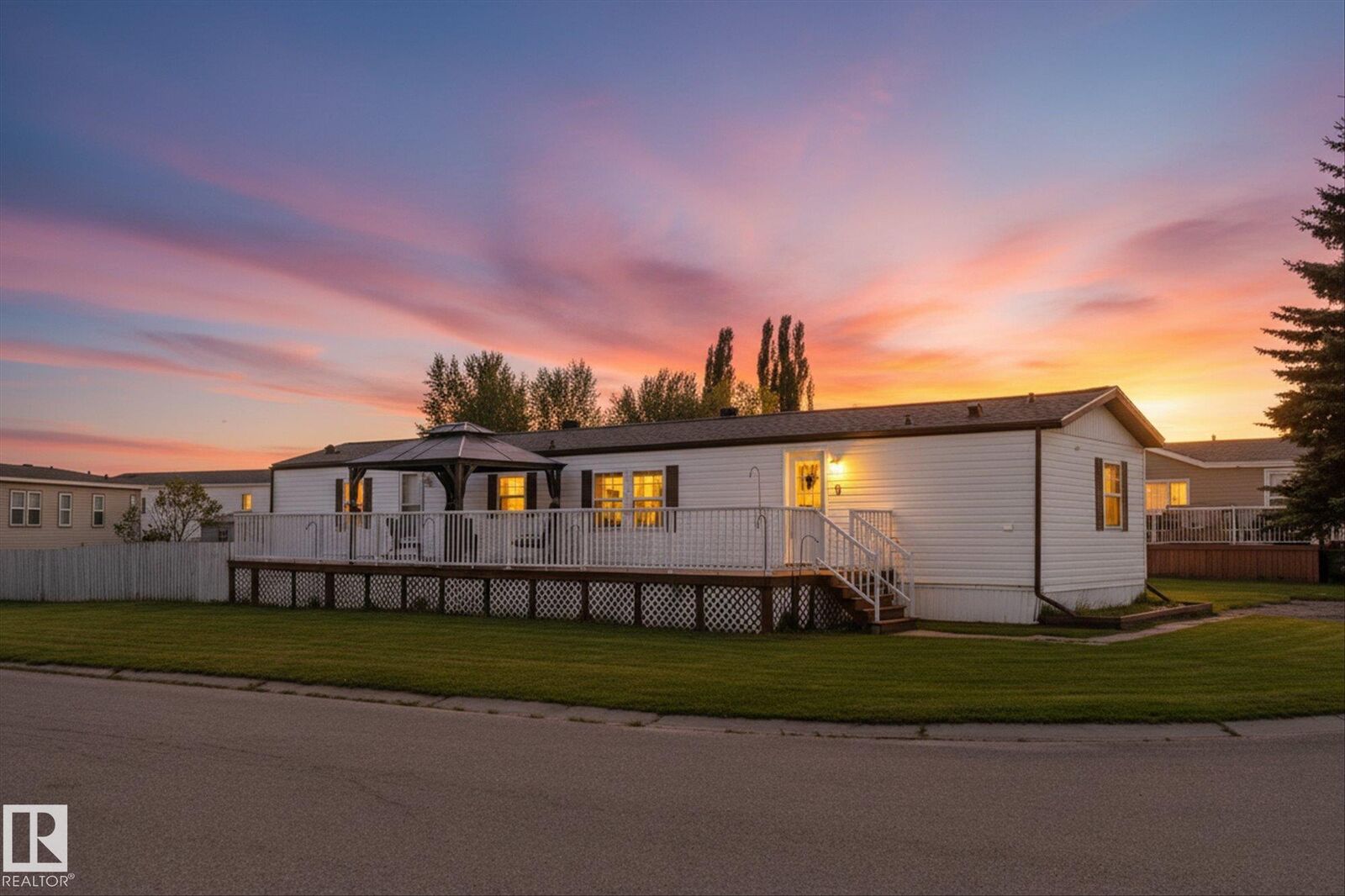 Property Photo:  3400 48 Street  AB T7Z 1R9 