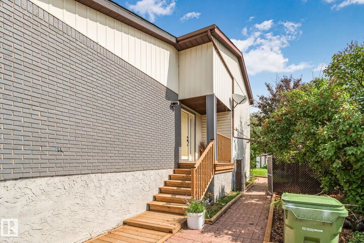 Property Photo:  703 Grandin Drive  AB T0G 1P0 