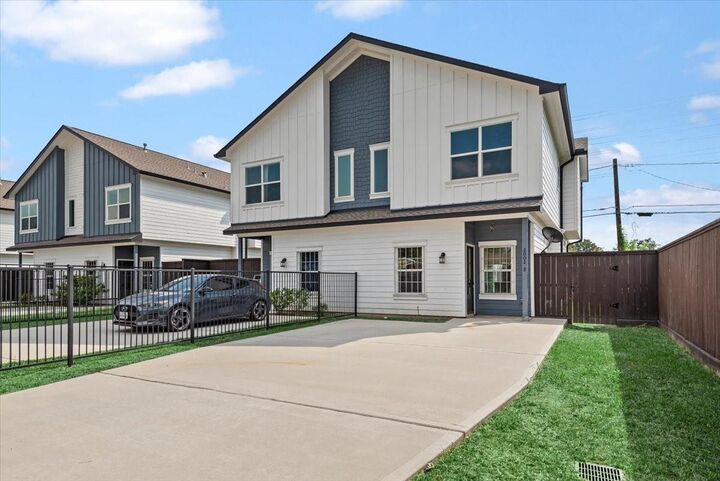 Property Photo:  2002 Lynnfield Unit B Street  TX 77093 