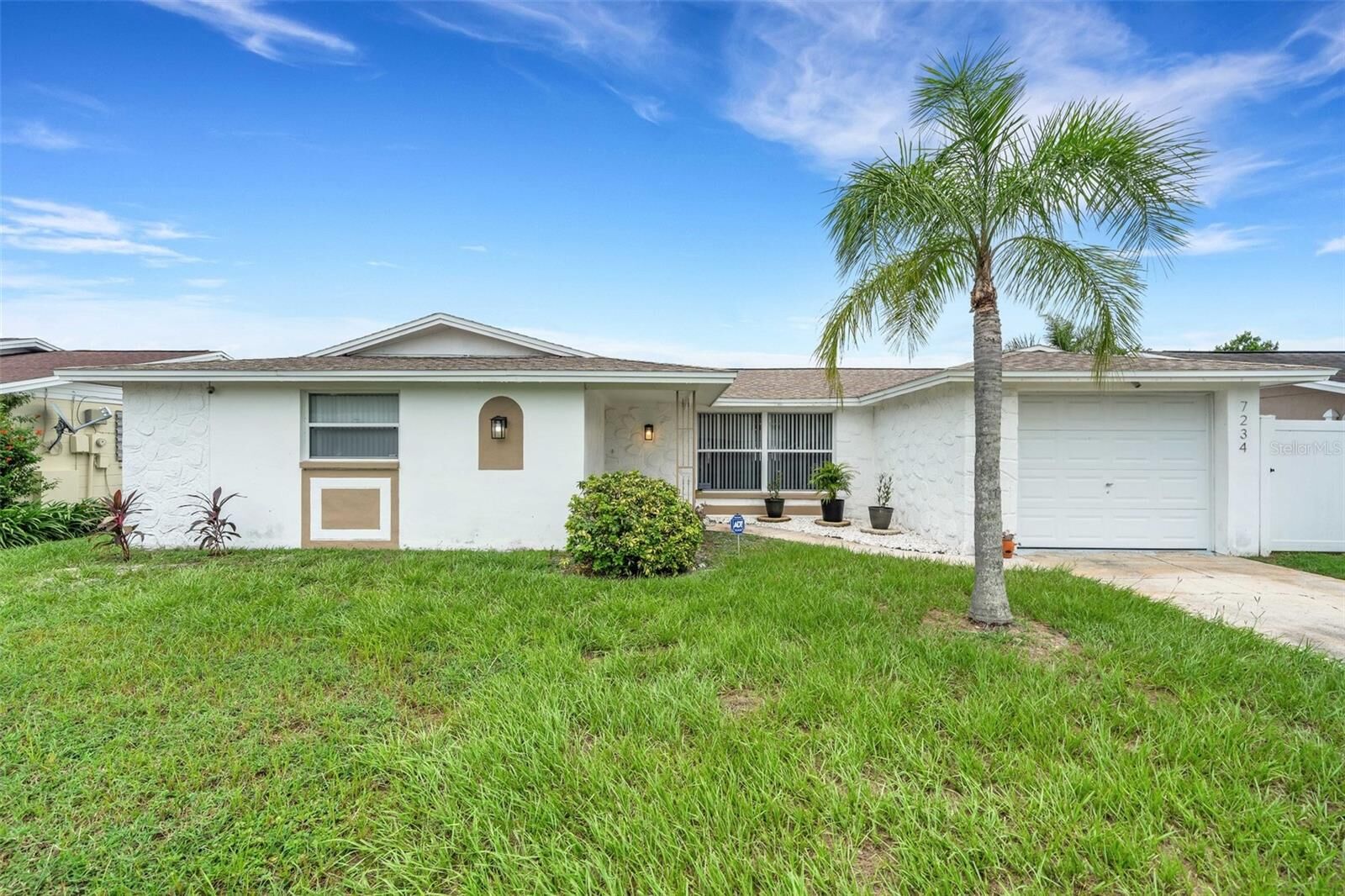 Property Photo:  7234 Oakshire Drive  FL 34668 