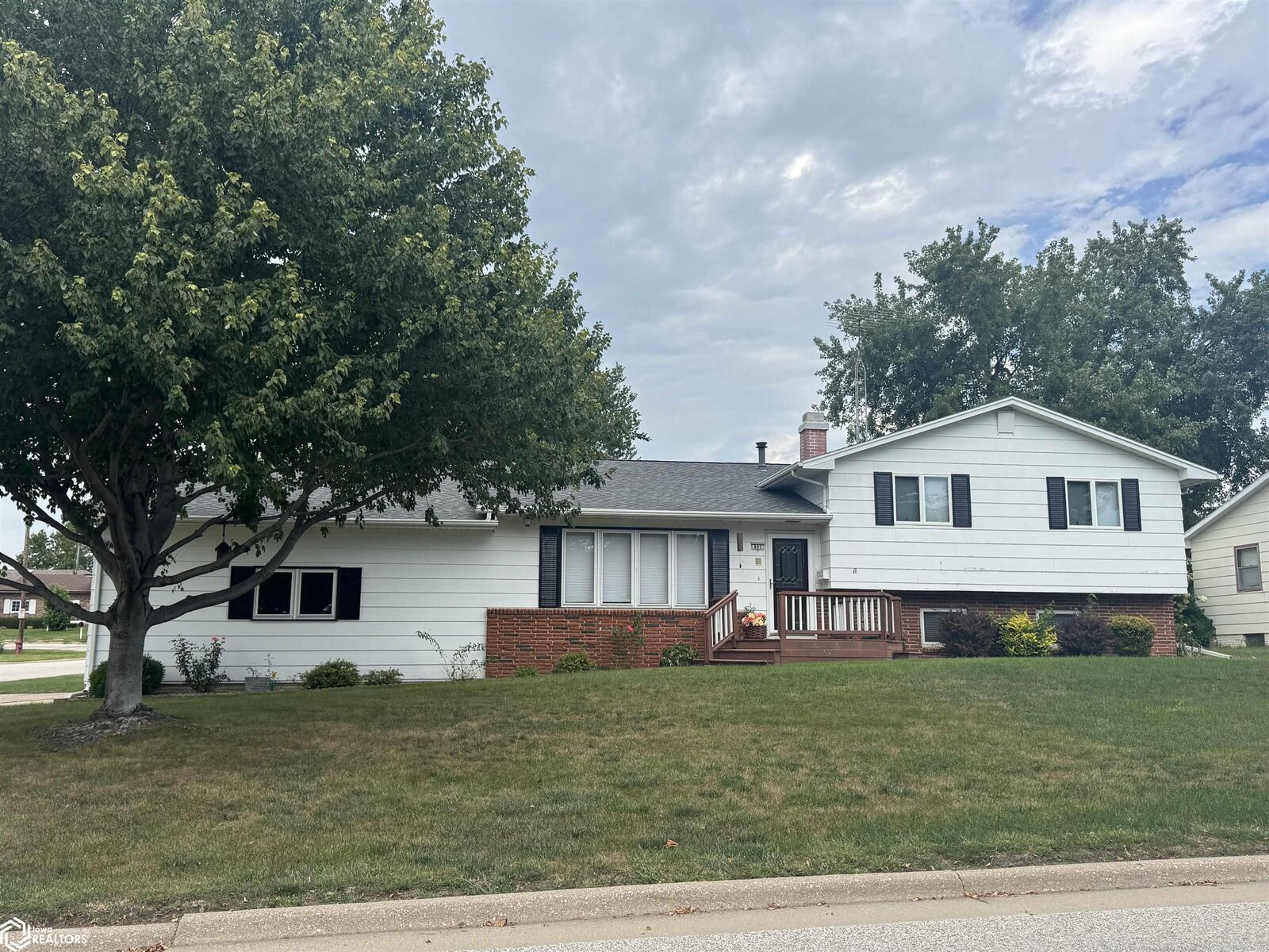 Property Photo:  802 Henry Drive  IA 50158 
