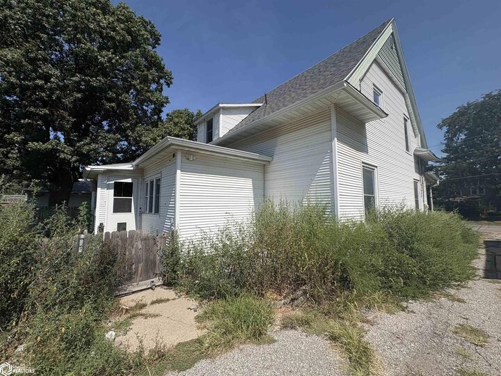 Property Photo:  828 Drake Avenue  IA 52544 