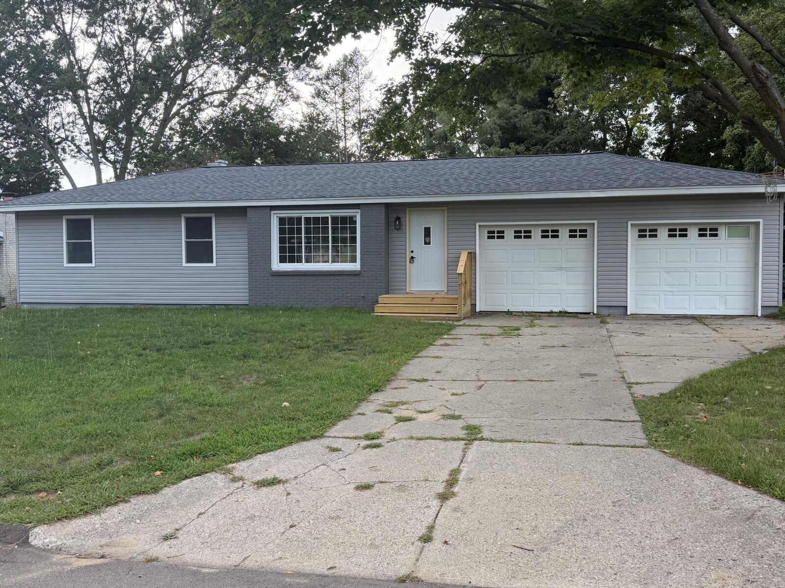 Property Photo:  722 Knollwood Drive  MI 49015 