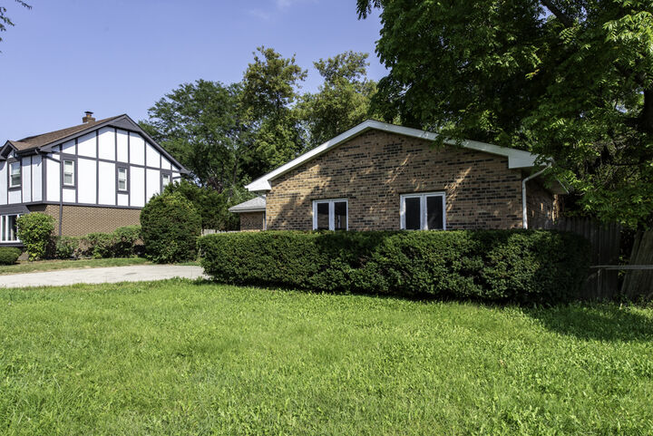 Property Photo:  2337 N Sheridan Road  IL 60087 