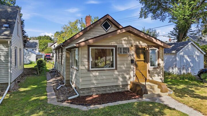 Property Photo:  1015 Kruse Street  MN 55118 