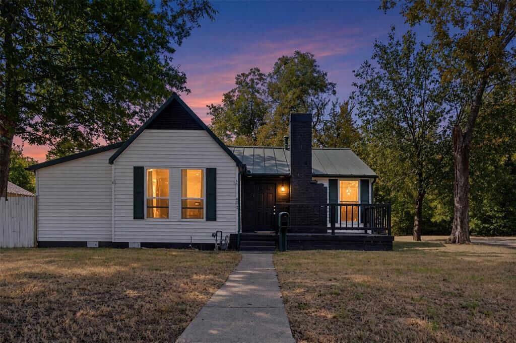 Property Photo:  613 Houston Street  TX 75482 