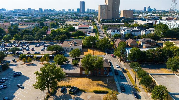 Property Photo:  911 N Haskell Avenue  TX 75204 