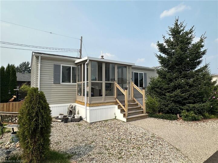 Property Photo:  17 Hemlock Crescent Pvt Crescent  ON N0B 2J0 