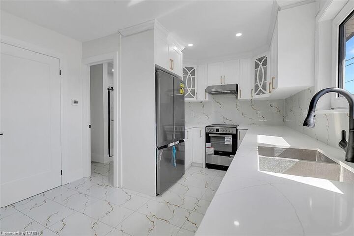 Property Photo:  581 Lancaster Street W 2  ON N2K 1M5 