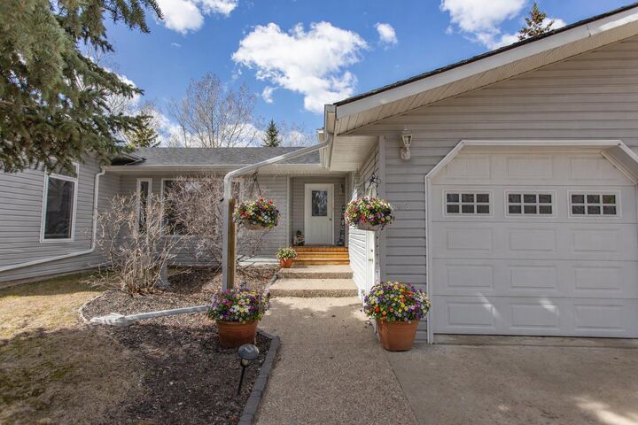 Property Photo:  606 Pigeon Close  AB T0B 0H0 