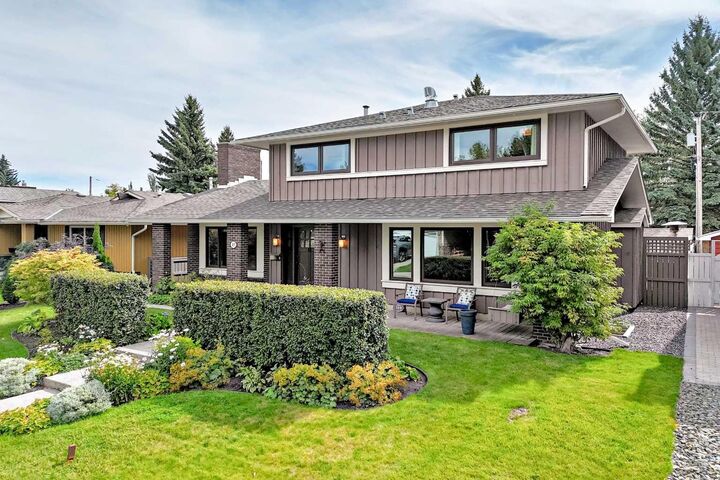 Property Photo:  819 Parkwood Drive SE  AB T2J 3W6 