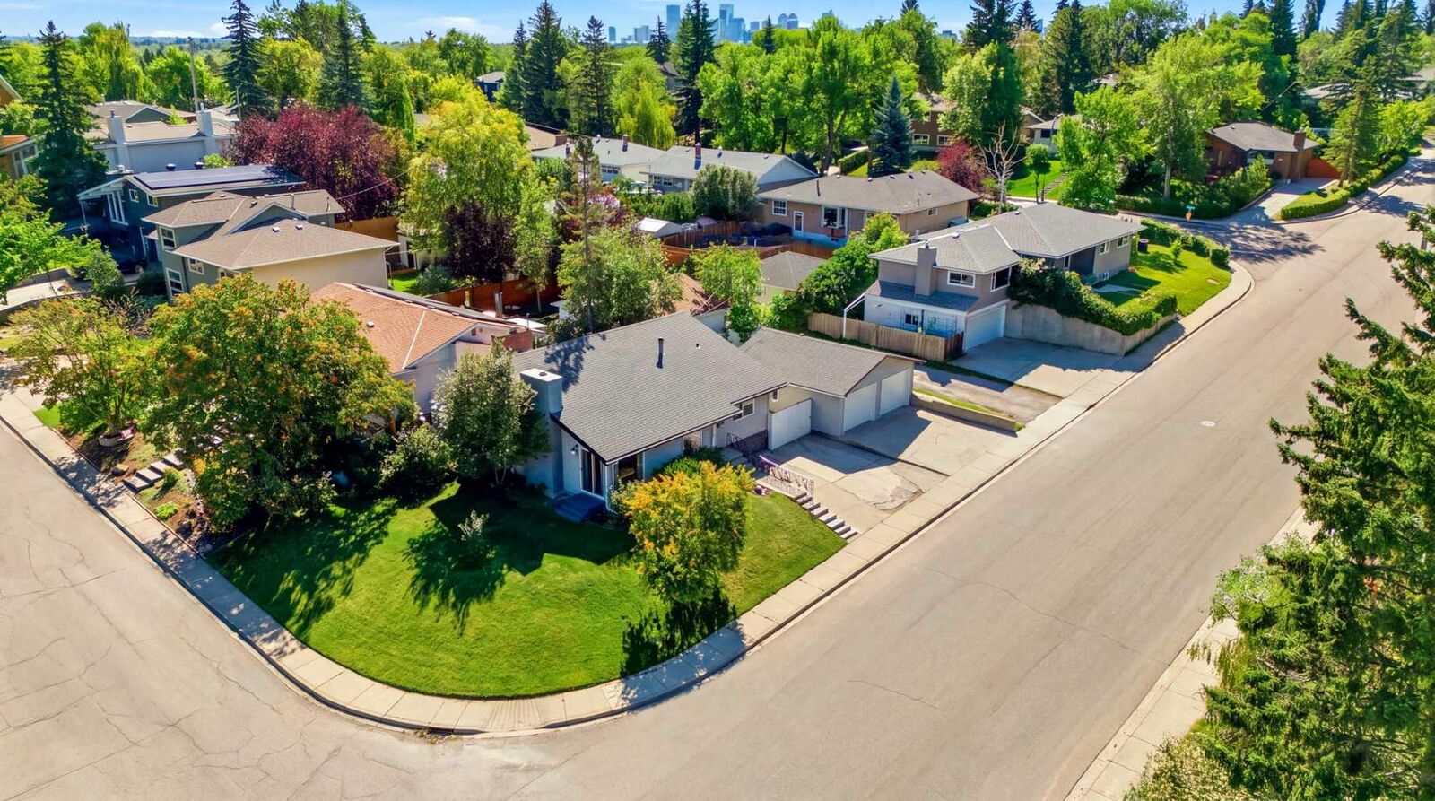 Property Photo:  2445 Cherokee Drive NW  AB T2L 0X6 