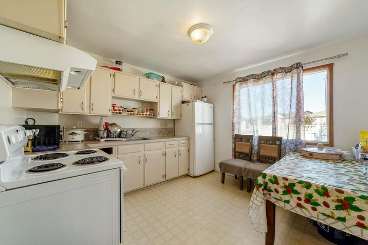 Property Photo:  3319 - 3321 5A Avenue S  AB T1J 0Y4 