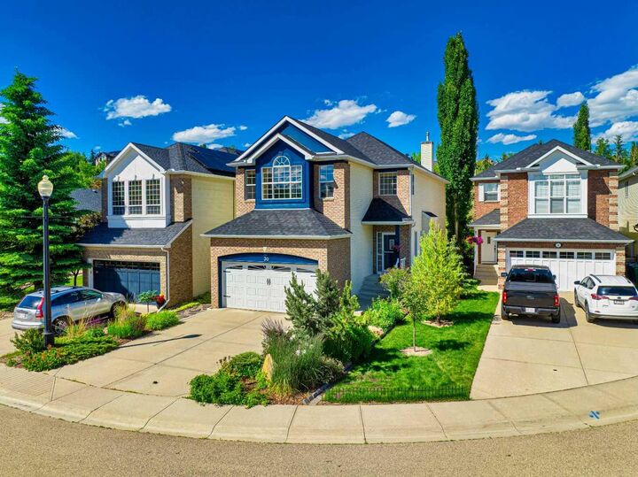 Property Photo:  30 Discovery Ridge Gardens SW  AB T3H 5L6 