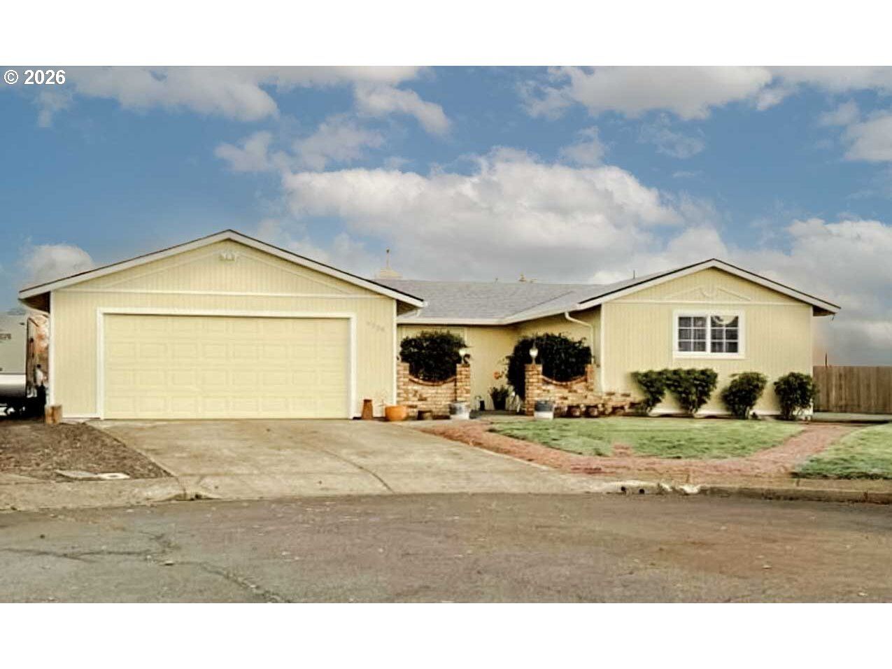 Property Photo: 4559 Souza St OR 97402