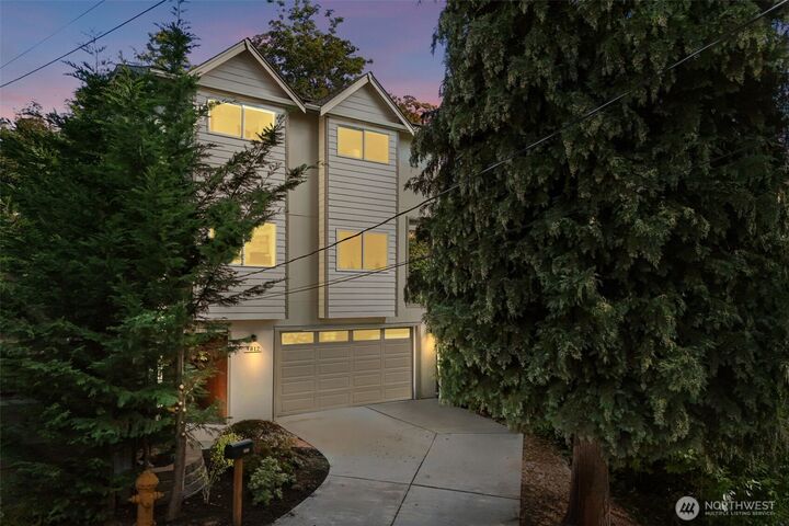Property Photo:  4812 S Frontenac Street  WA 98118 