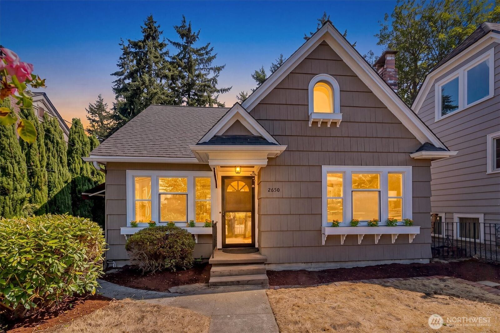 Property Photo:  2650  Walnut Avenue SW  WA 98116 