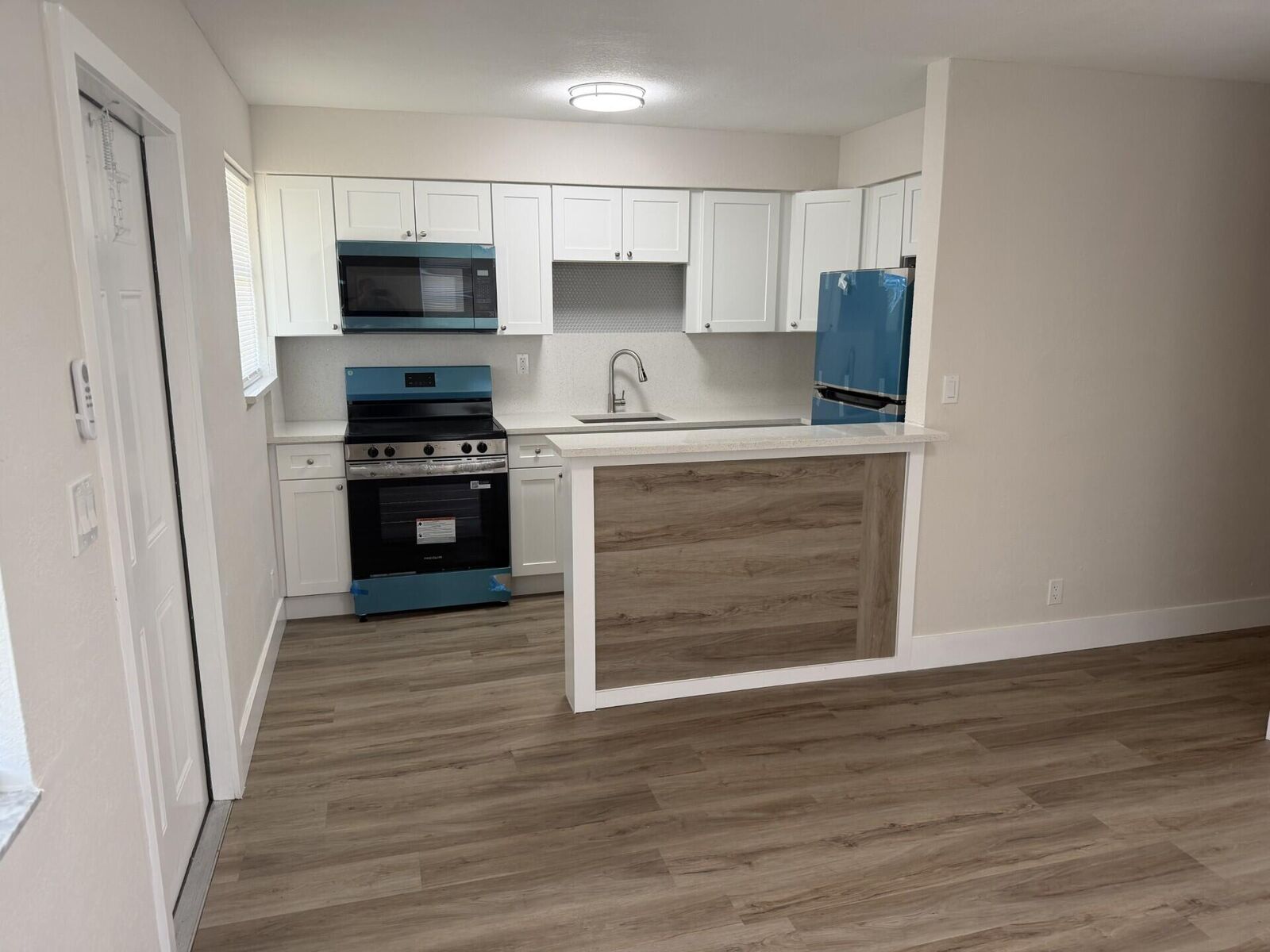 Property Photo:  2723 Griffin Road 2  FL 33312 