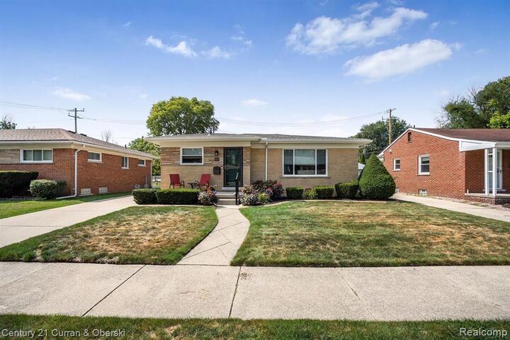 Property Photo: 8233 N Evangeline Street MI 48127
