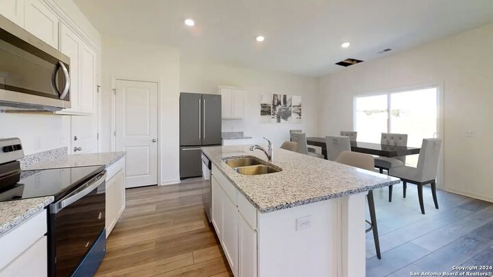 Property Photo: 10527 Placeaya Lake TX 78101