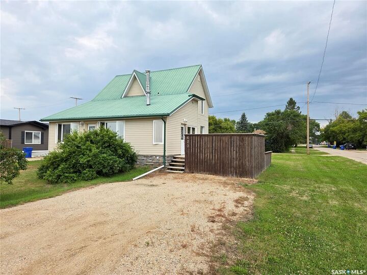 Property Photo:  620 Railway Avenue  SK S0C 0G0 