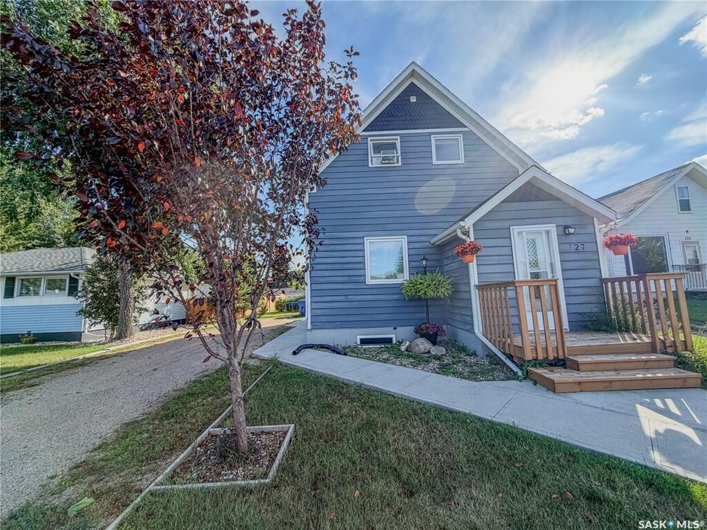 Property Photo:  127 10th Avenue W  SK S0A 2P0 