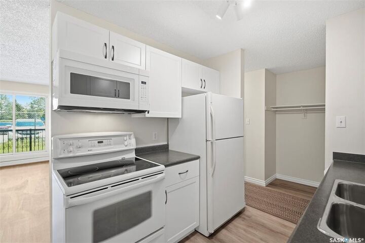 Property Photo:  4040 8th Street E 105A  SK S7H 5L4 