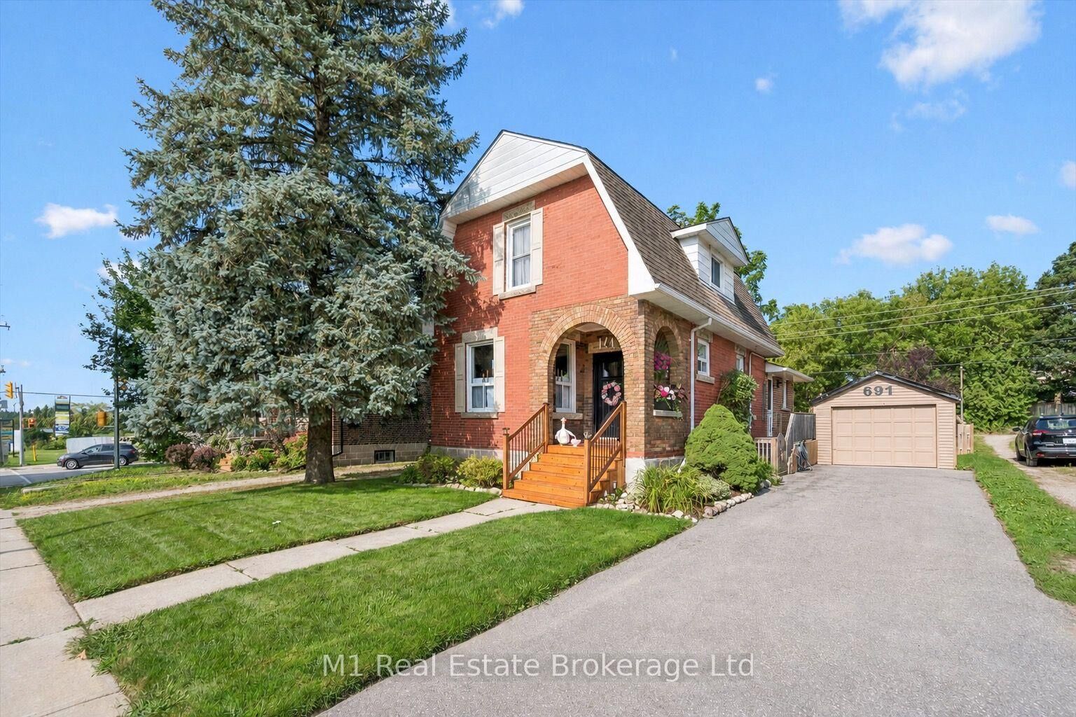Property Photo:  691 St Andrew Street W  ON N1M 1P7 