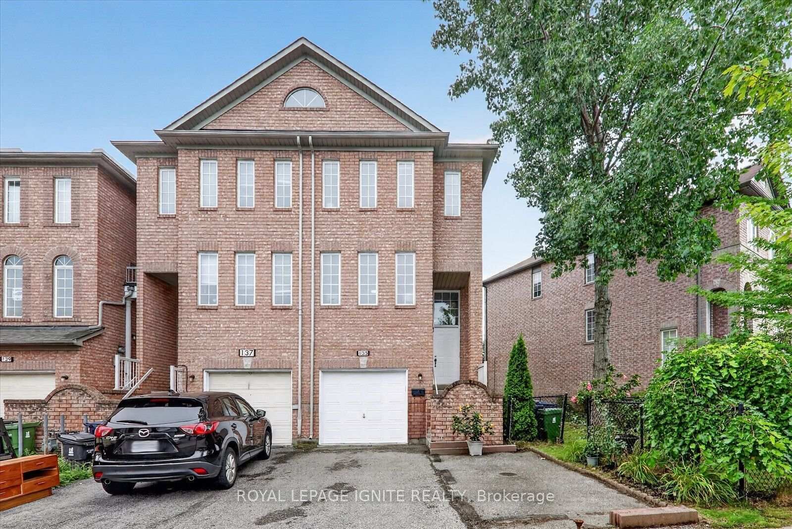 Property Photo: 135 Conn Smythe Drive ON M1J 3P6