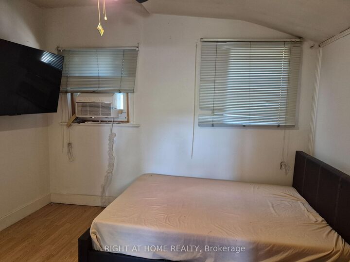 Property Photo:  565 South Street S  ON N6B 1C5 