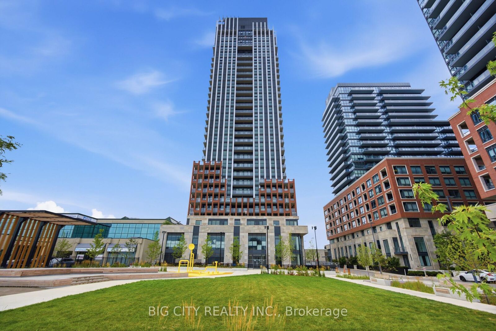 Property Photo:  25 Frederick Todd Way 1605  ON M4G 0C9 