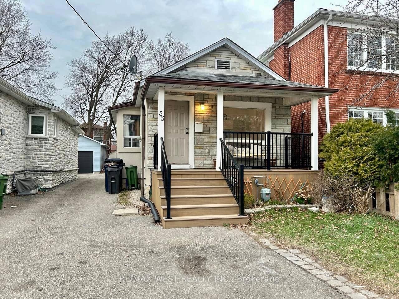 Property Photo:  36 Fourteenth Street E  ON M8V 3H9 