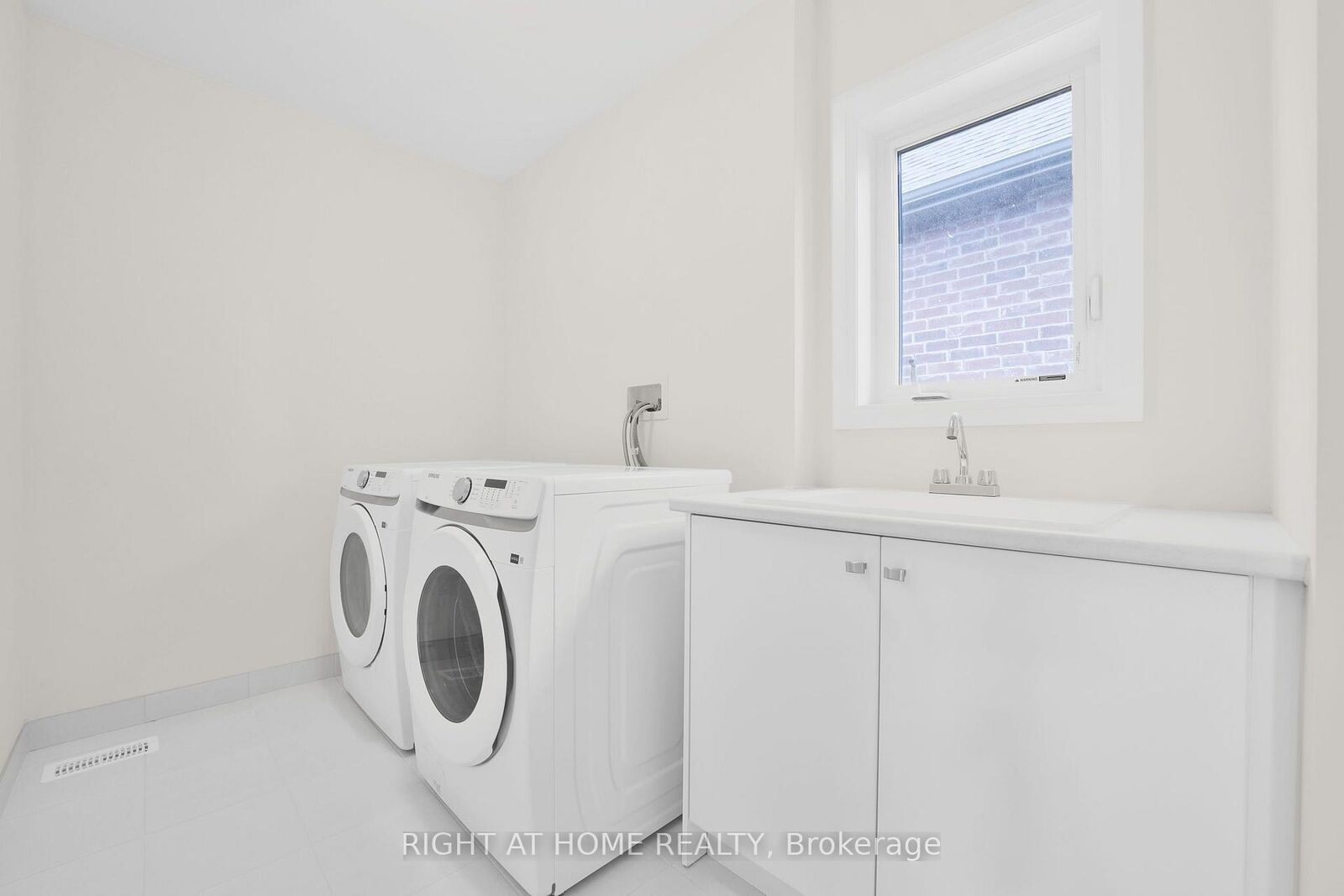 Property Photo:  46 Bearberry Road  ON L9X 2E1 