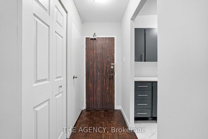 Property Photo:  2350 Dundas Street W 2004A  ON M6P 4B1 