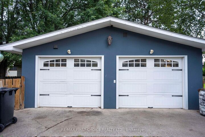 Property Photo:  600 Ashdale Place  ON P7E 3M6 