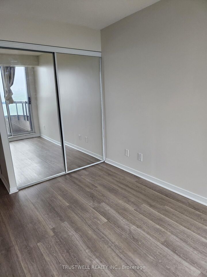 Property Photo:  8 Hillcrest Avenue 1508  ON M2N 6Y6 